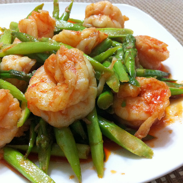 Sauteed shrimps with asparagus