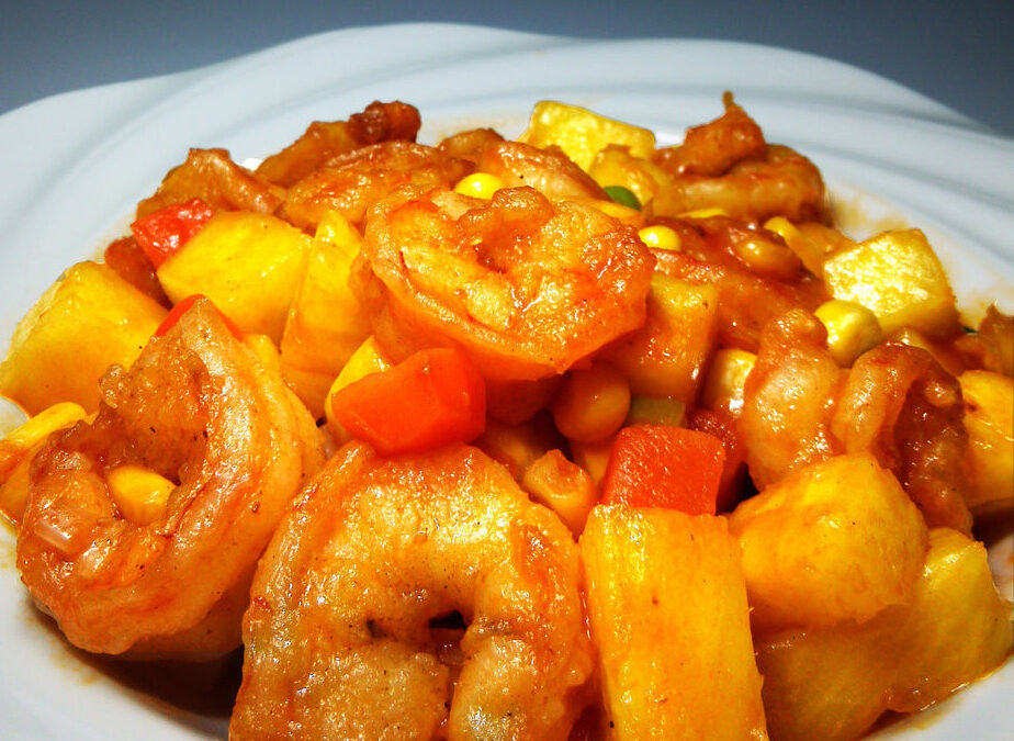 Sauteed shrimps with fresh pineapple and cashew nuts