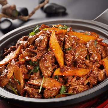 Sauteed lamb with ginger and  leeks on hot plate